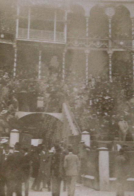 (Público en una plaza de Toros)