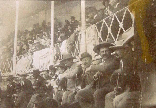 (Público en la plaza de Toros de Jerez)