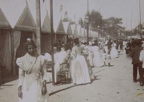 (Por las casetas de la Feria de Sevilla)