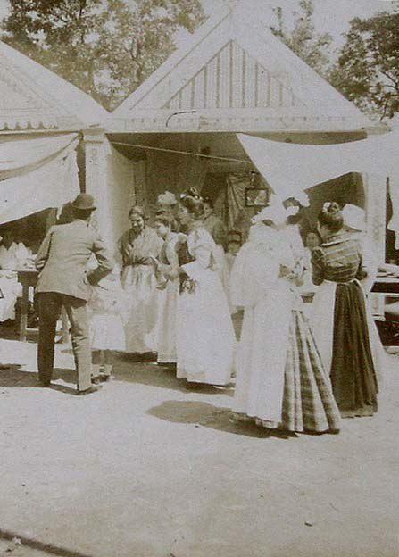 (Mujeres en una de las casetas en la Feria de Sevilla)