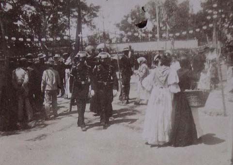 (Policias paseando por la Feria de Sevilla)