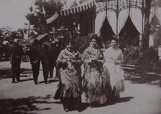 (Tres mujeres con mantón paseando por la Feria de Sevilla)