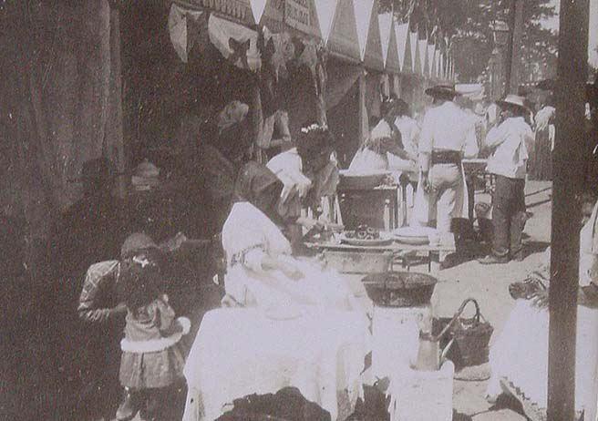 (Puestos delante de las casetas en la Feria de Sevilla)