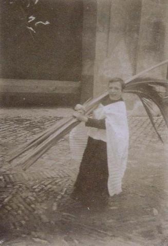 (Monaguillo con unas palmas de Semana Santa)