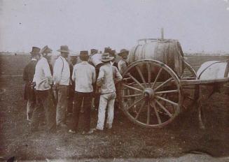 (Hombres alrededor de un barril)