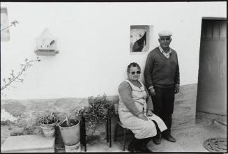 Matrimonio mayor en el patio de una casa