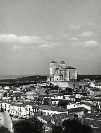 Vista general de pueblo con iglesia