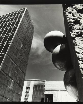 Edificio y escultura urbana en contrapicado