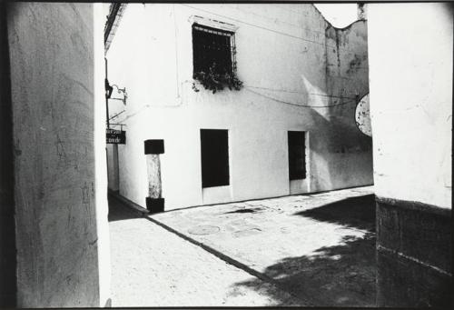 Calle con casas blancas