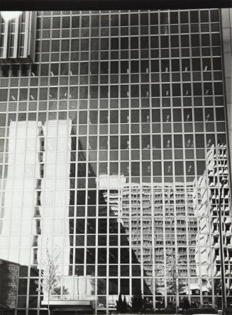 Reflejos en un edificio acristalado