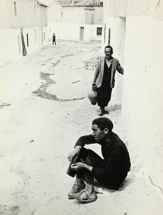 Dos hombres en la calle de un pueblo