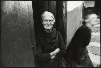 Retrato de dos mujeres en la puerta de una casa