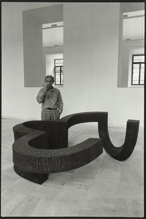 Eduardo Chillida junto a una de sus obras