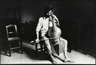 Músico tocando el violonchelo