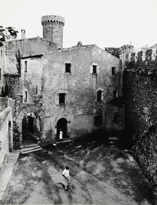 Plaza, casas y torre