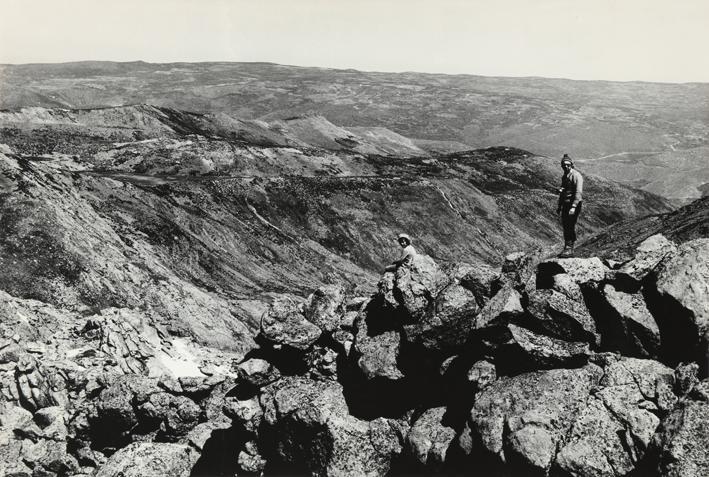 Dos excursionistas en un paisaje rocoso