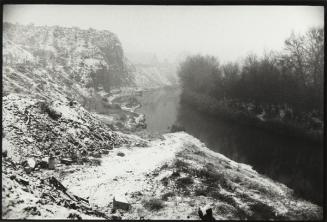 Paisaje fluvial nevado