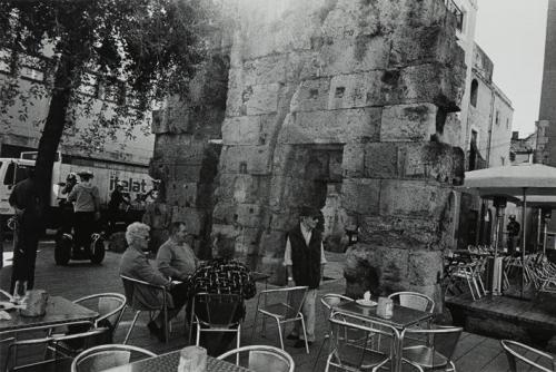 Terraza de un bar junto a unas ruinas históricas