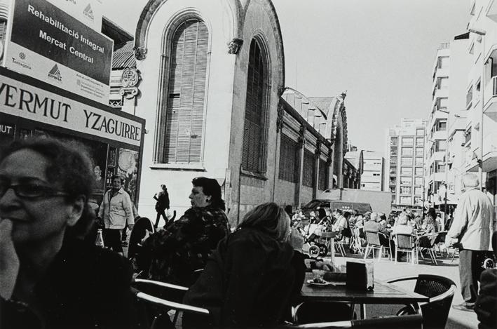 Gente en terrazas junto al mercado de Tarragona