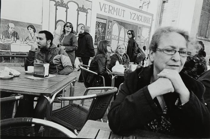 Gente en una terraza junto al mercado de Tarragona