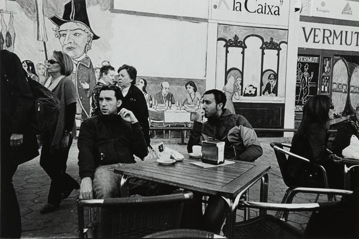 Gente en una terraza junto al mercado de Tarragona