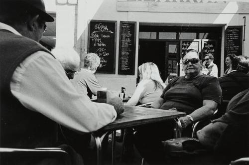 Gente en una terraza junto al mercado de Tarragona