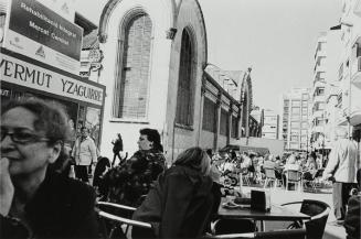 Gente en una terraza junto al mercado de Tarragona