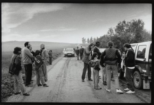 Grupo de personas en una carretera rural