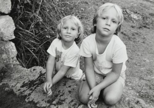 Retrato de dos niñas en el campo