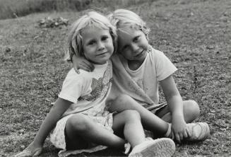 Retrato de dos niñas en el campo