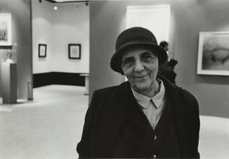 Retrato de una mujer en una exposición