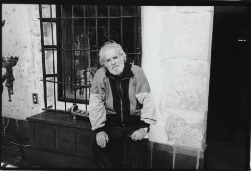 Retrato de hombre junto a ventana