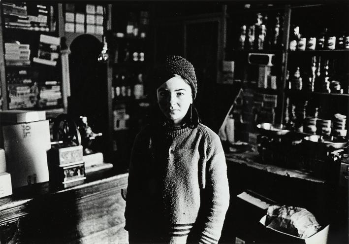 Niña junto al mostrador de una tienda