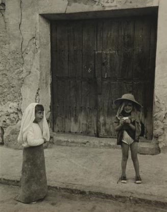 Niña y niño con prendas de ropa y sombrero en la cabeza