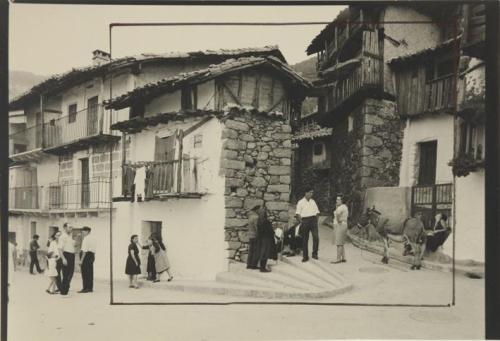 Gente en la calle de un pueblo