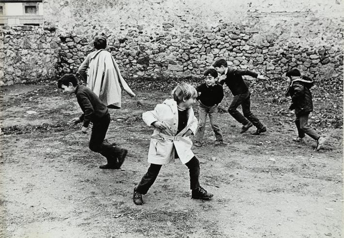 Niños jugando en la calle de un pueblo