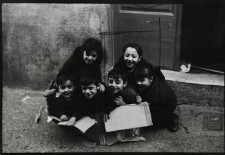 Niños jugando con una caja