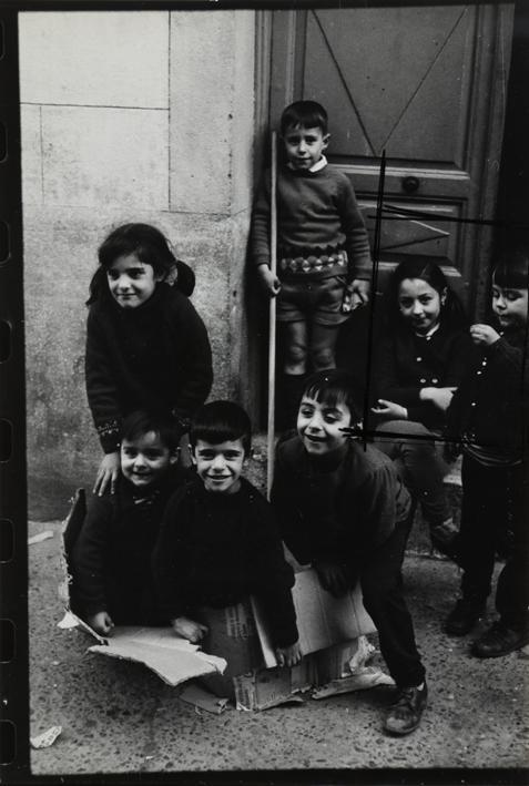 Niños jugando con una caja