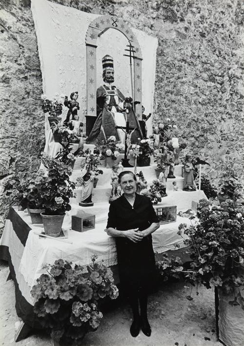 Mujer junto a un altar