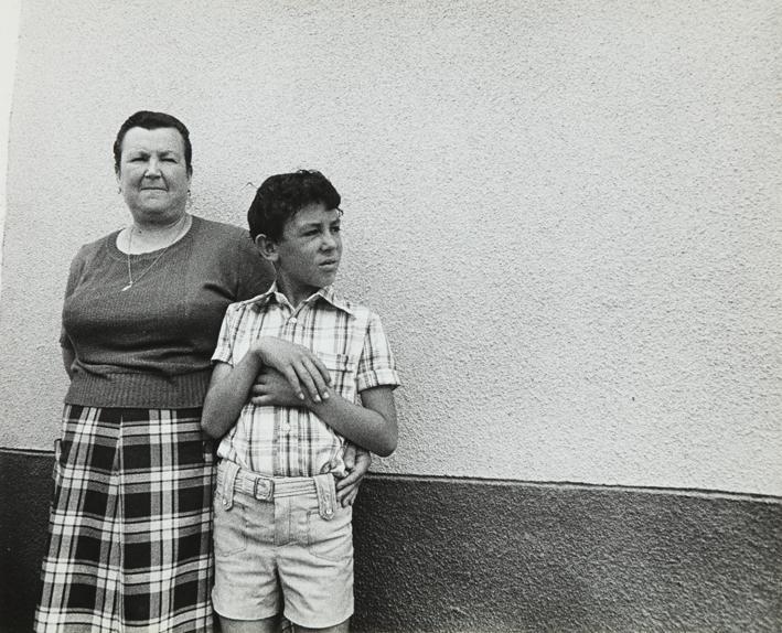 Mujer y niño delante de una pared