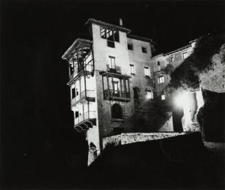 Edificio sobre una muralla. Vista nocturna