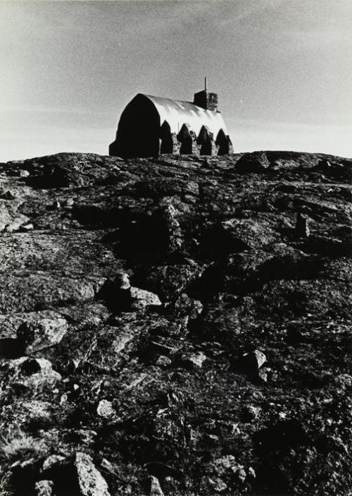 Iglesia en paisaje rocoso