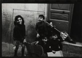 Niños jugando en el portal de una casa