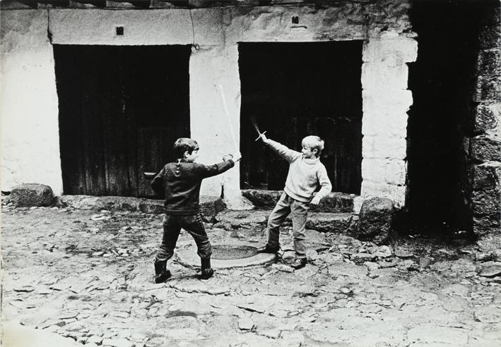 Niños jugando con espadas de juguete