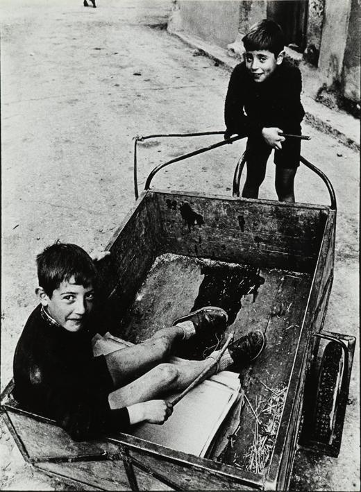 Niños jugando con una carreta