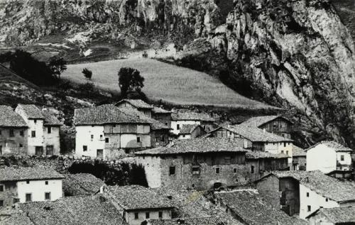 Pueblo rural en paisaje montañoso