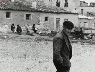 Escena de vida cotidiana en un pueblo rural