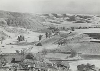 Vista de pueblo rural y campos de cultivo