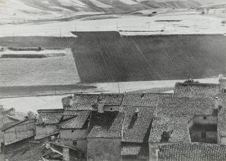 Vista de pueblo rural y campos de cultivo