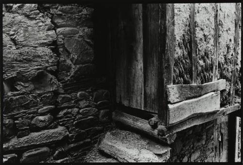 Pared de piedra y puerta de madera